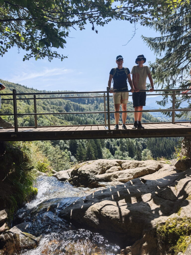 Wanderung Todtnauer Wasserfälle: Das ist die Brücke an der Kante des Wasserfalls